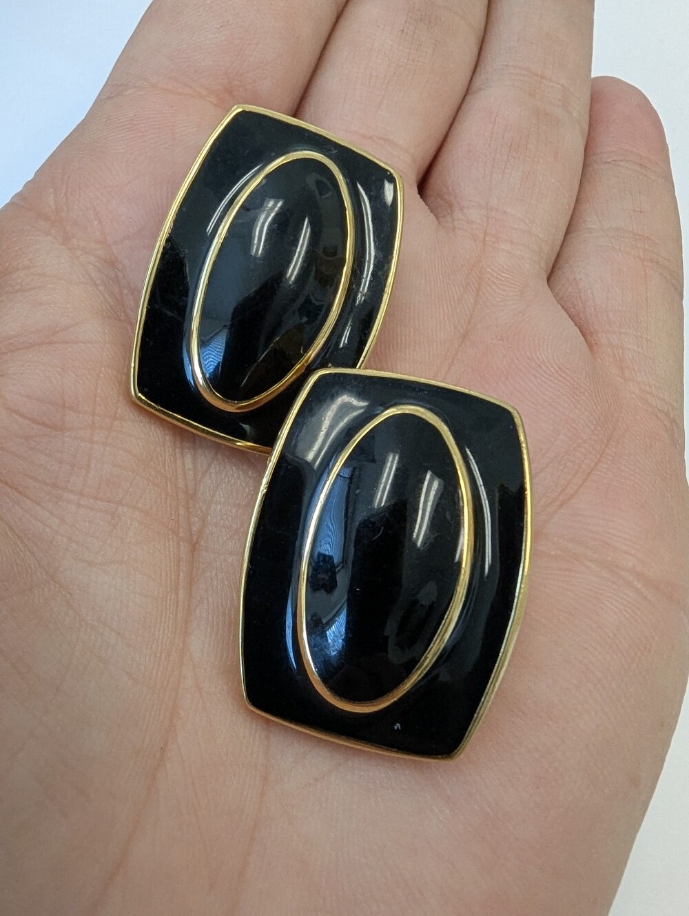 VTG MONET BLK & GOLD TONE CLIP ON EARRINGS